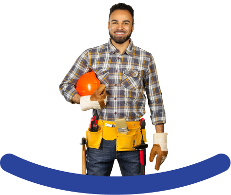 Homem sorridente vestindo camisa xadrez e cinto de ferramentas, segurando um capacete de segurança laranja, representando um prestador de serviços profissional e confiável.